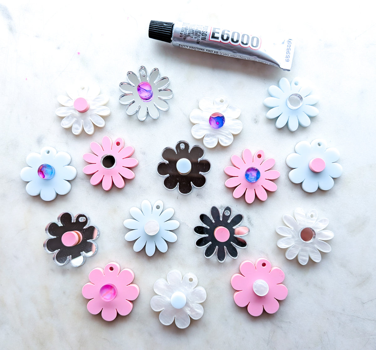 3cm Daisy with central colour (1 pair)