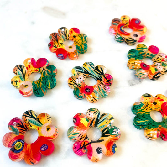 Clear Acrylic - 3cm - Flower with large hole - 1 Hole - Bold Floral - 74