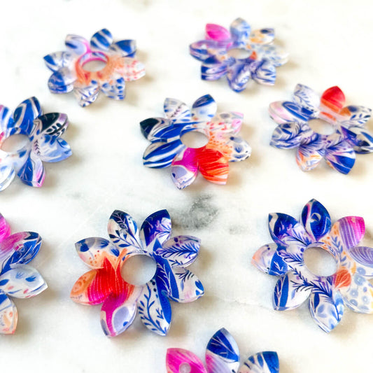 Clear Acrylic - 3cm - Flower 3 with large hole - 1 Hole - Bold Floral - 78
