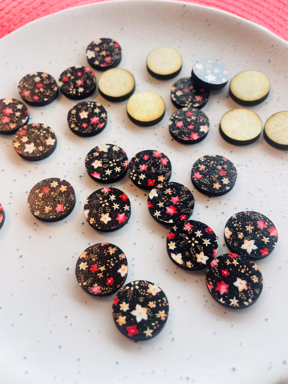 Wood - 15mm Circle- Studs - Christmas - 81
