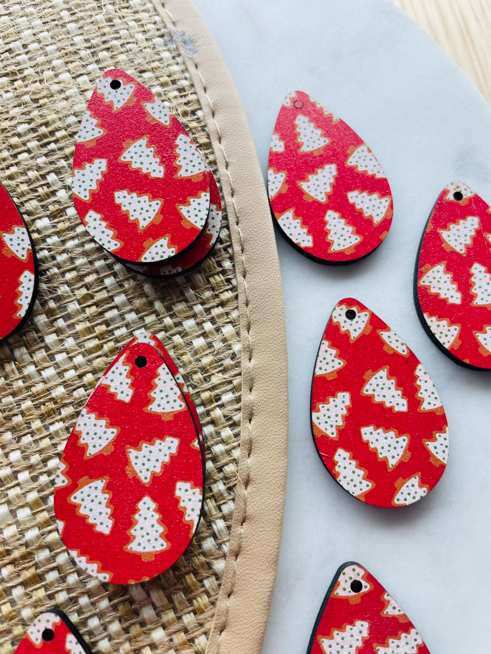 Wood - 4cm - Teardrop 2 - 1 Hole - Christmas - 320