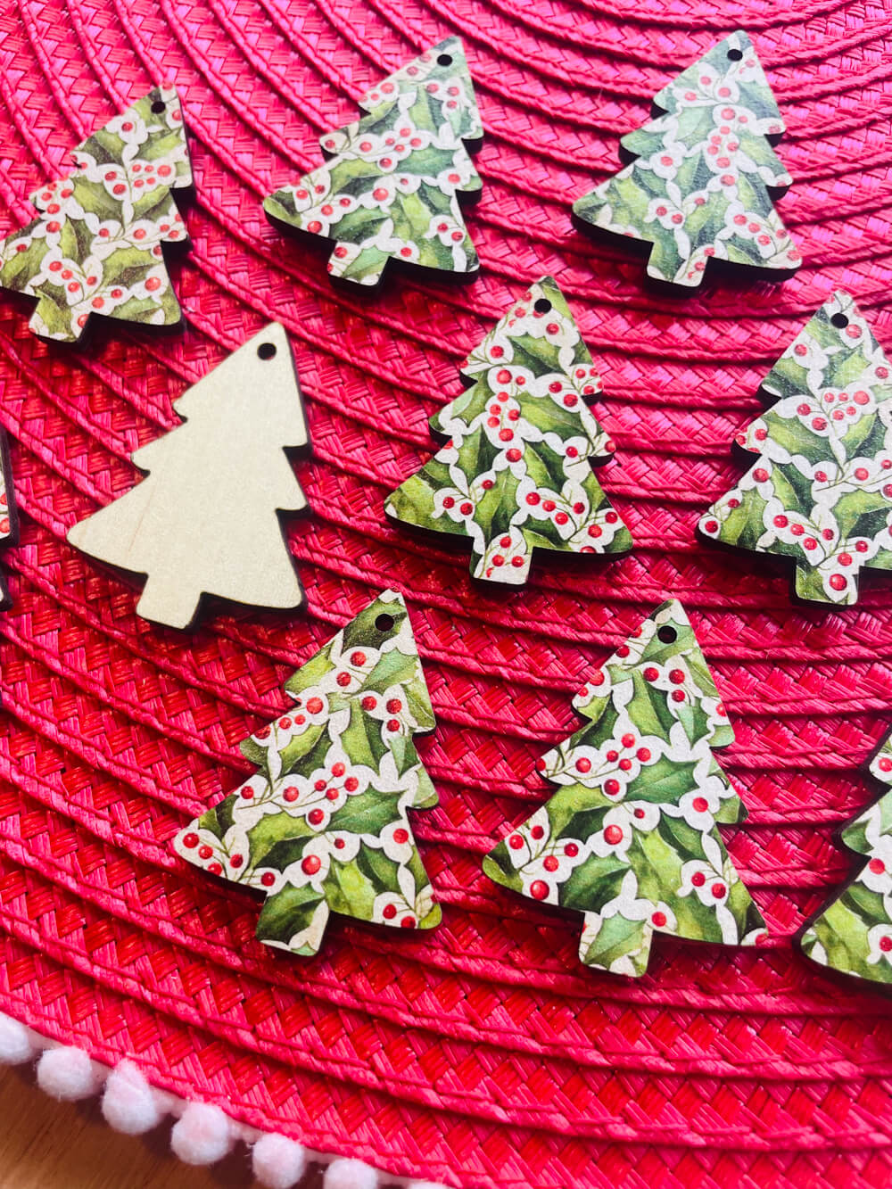 Wood - Christmas Tree - 1 Hole - Christmas - 84 - (3 or 4cm high)