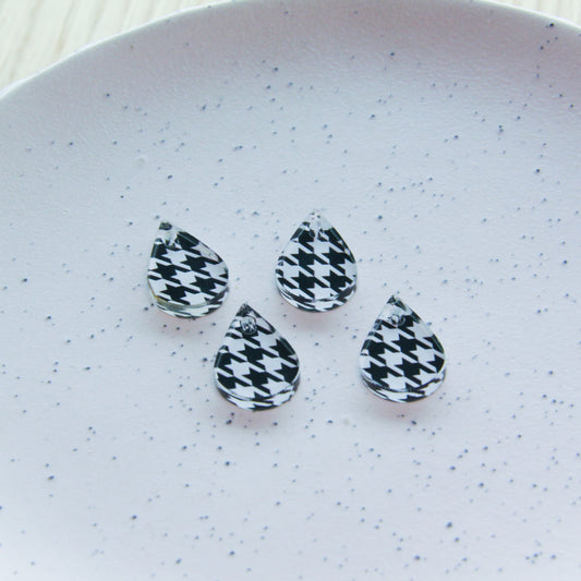 Clear Acrylic - 2cm Teardrop - 1 Hole - Houndstooth - 01