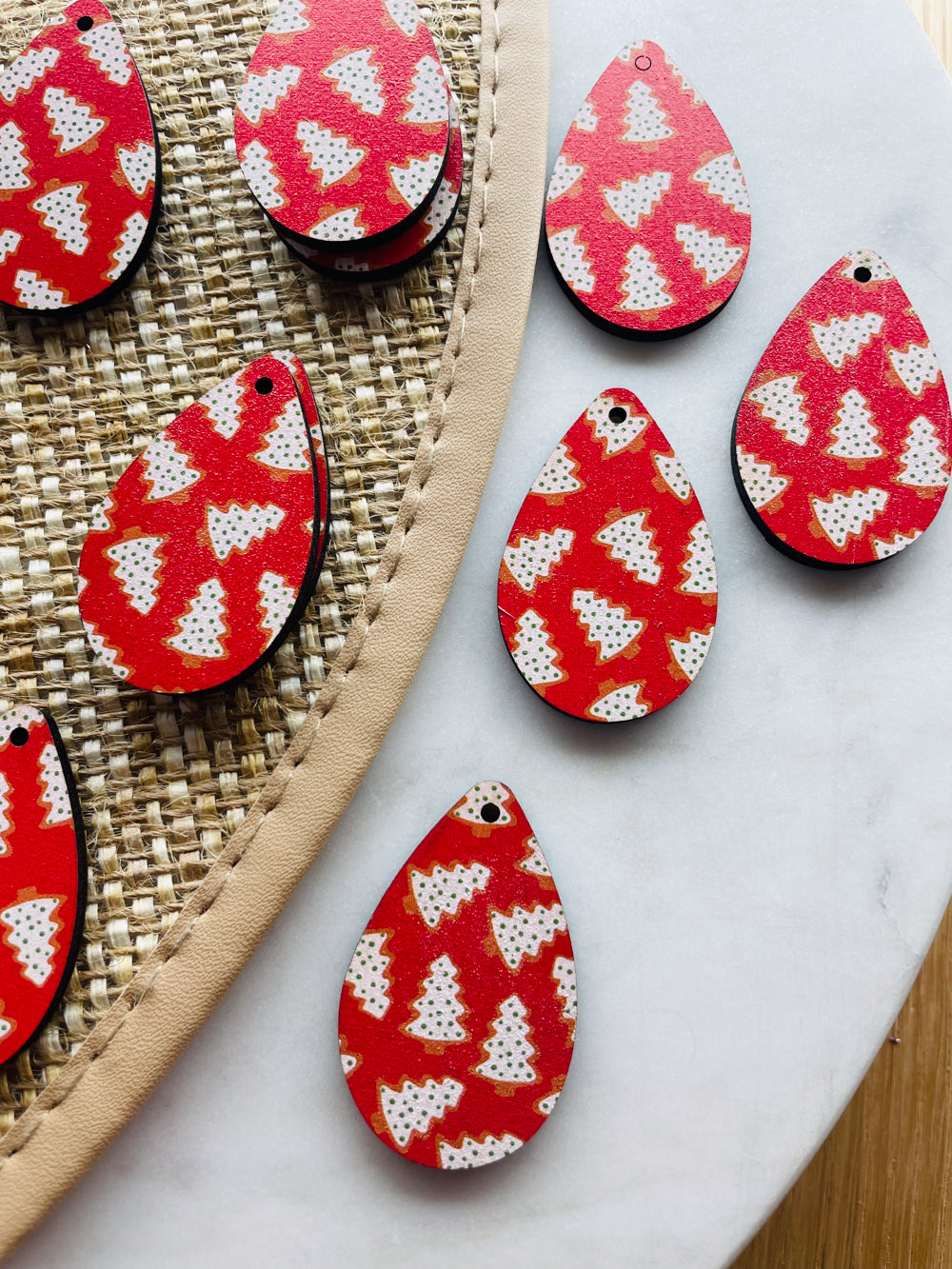 Wood - 4cm - Teardrop 2 - 1 Hole - Christmas - 320